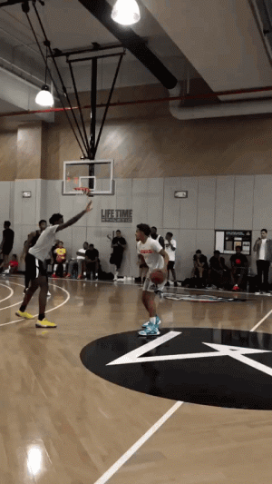 上海申花迎建队32周年纪念日，俱乐部官方发布庆贺海报（上海申花建队32周年之际，俱乐部发布纪念海报）