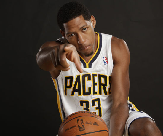 破防了！张本智和比手势，现场球迷给港队加油，日本队压力大（张本智和做手势引爆全场，球迷齐为港队助威，日本队压力陡增）