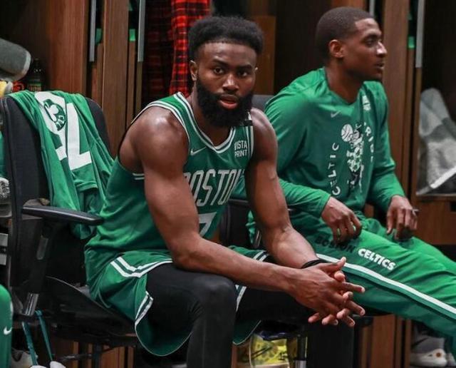 图片报：法兰克福队医私下为对手球员治疗，现已被开除（图片报：法兰克福队医暗中为对手球员治疗，已遭解雇）